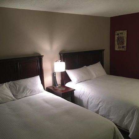 Jolly Giant Pub & Motel Willow Bunch Extérieur photo
