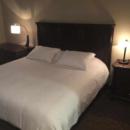 Jolly Giant Pub & Motel Willow Bunch Extérieur photo