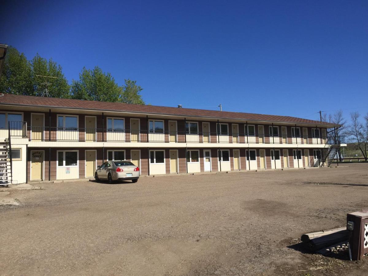 Jolly Giant Pub & Motel Willow Bunch Extérieur photo