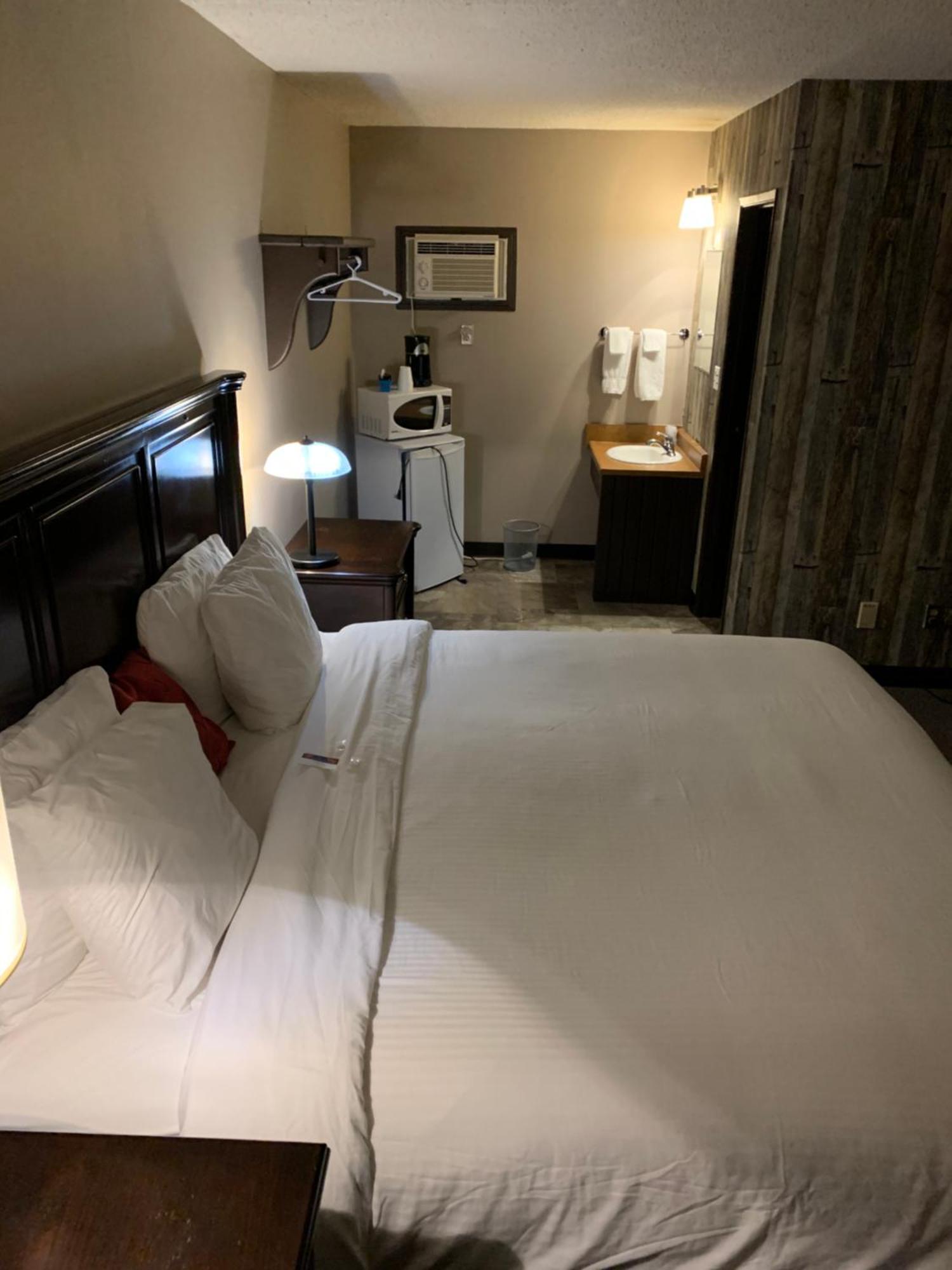 Jolly Giant Pub & Motel Willow Bunch Extérieur photo