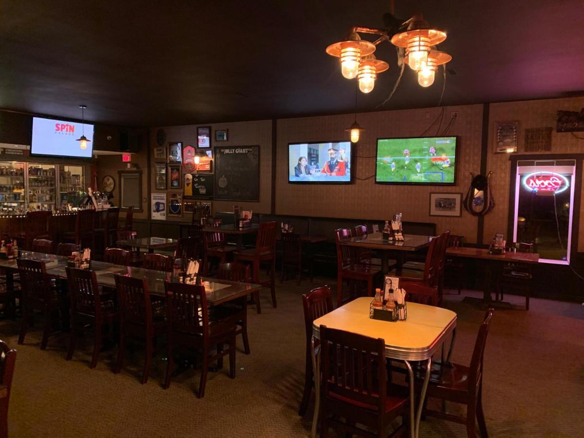 Jolly Giant Pub & Motel Willow Bunch Extérieur photo