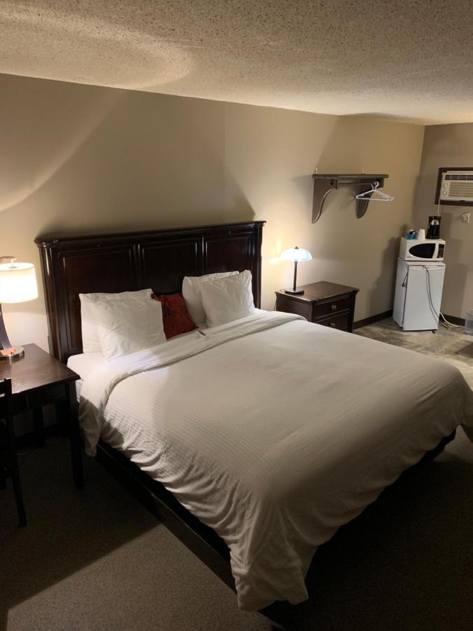 Jolly Giant Pub & Motel Willow Bunch Extérieur photo