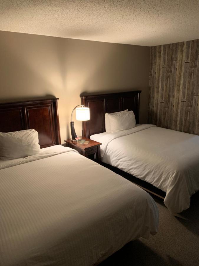 Jolly Giant Pub & Motel Willow Bunch Extérieur photo