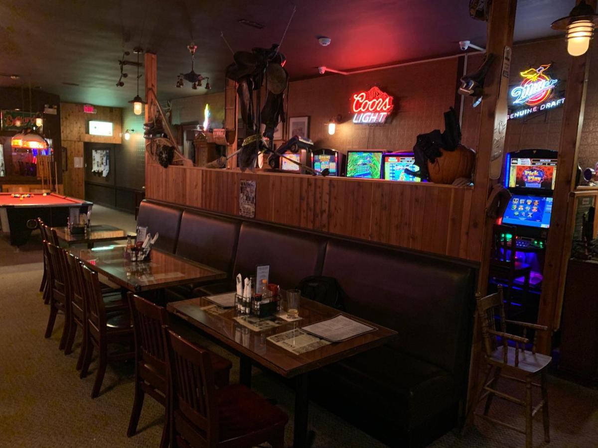 Jolly Giant Pub & Motel Willow Bunch Extérieur photo