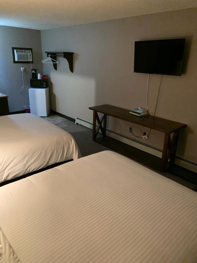 Jolly Giant Pub & Motel Willow Bunch Extérieur photo