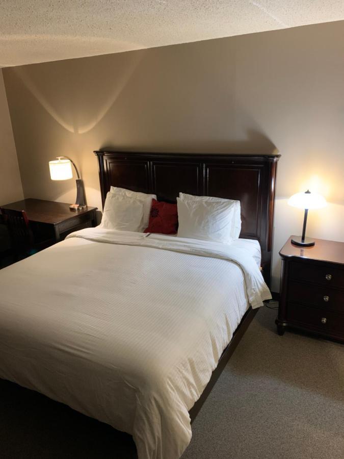 Jolly Giant Pub & Motel Willow Bunch Extérieur photo