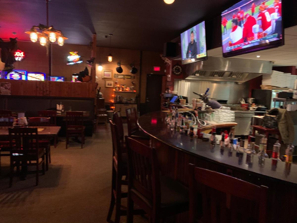 Jolly Giant Pub & Motel Willow Bunch Extérieur photo