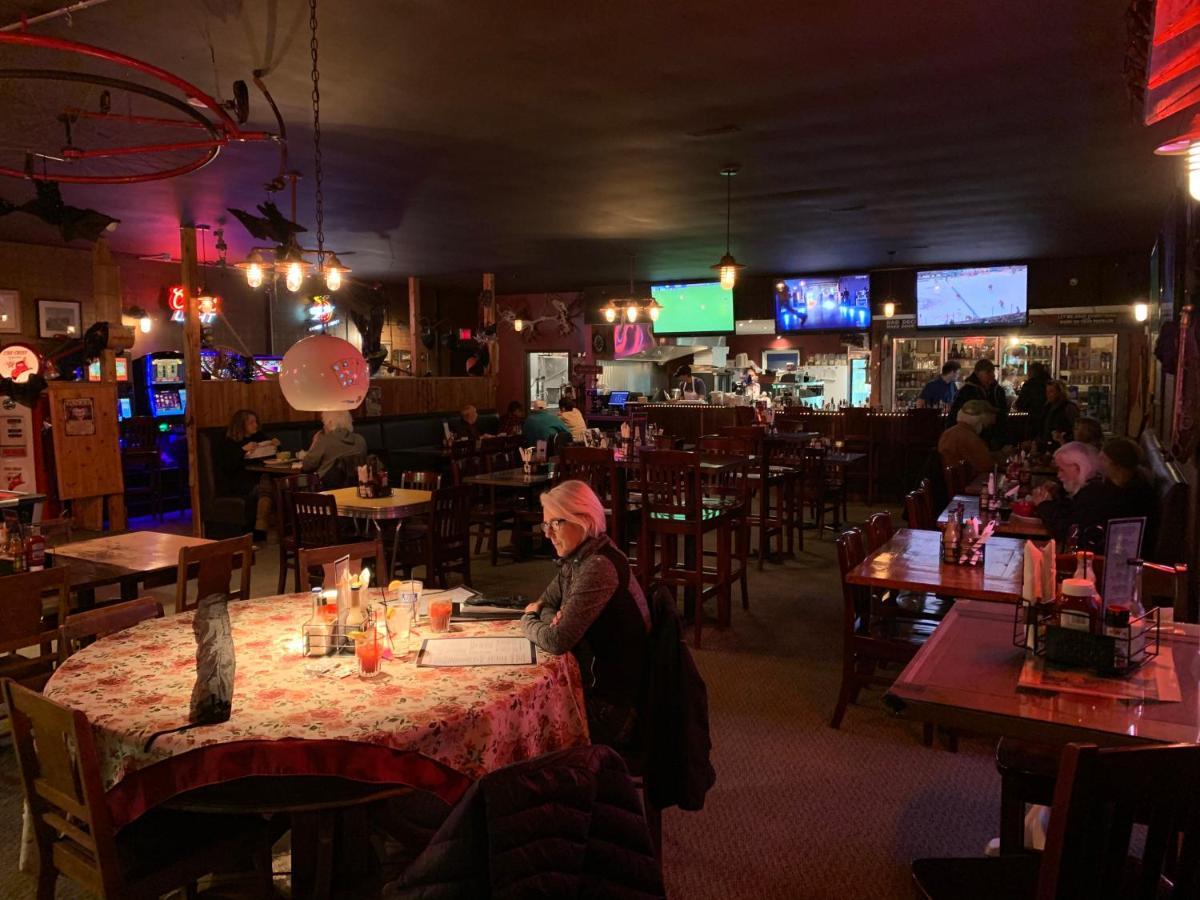 Jolly Giant Pub & Motel Willow Bunch Extérieur photo